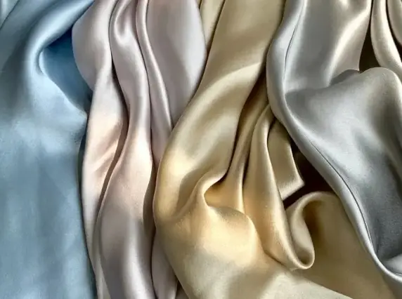 Čo presne je acetátová tkanina, ktorá hýbe internetom?