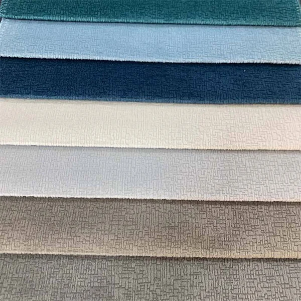 Obyčajná pevná ženilková pohovka