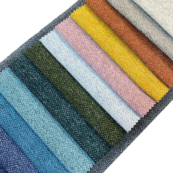 Obyčajná pevná zamatová pohovka