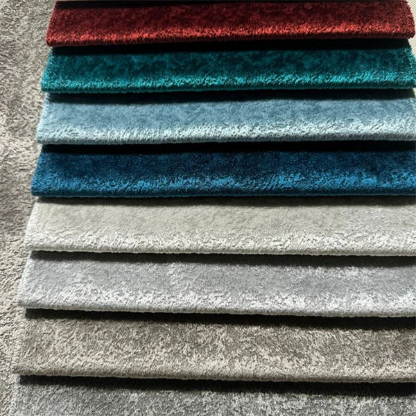 Žiarivá zamatová látka na pohovku